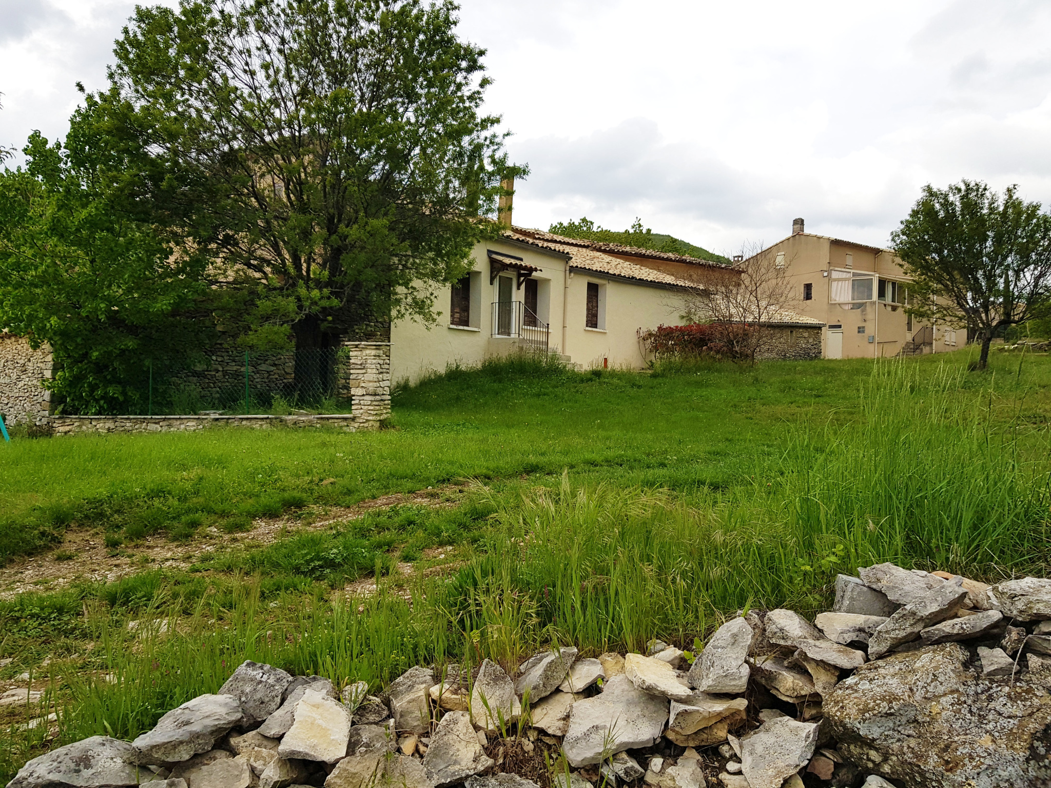 location Maison deux chambres avec jardin au calme